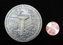 Load image into Gallery viewer, 1936 NEW YORK HERALD TRIBUNE YARD AND GARDEN COMPETITION Medallion Paperweight
