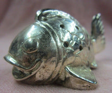 Load image into Gallery viewer, FISH Paperweight B SETTEPASSI Vintage Detailed Decorative Arts

