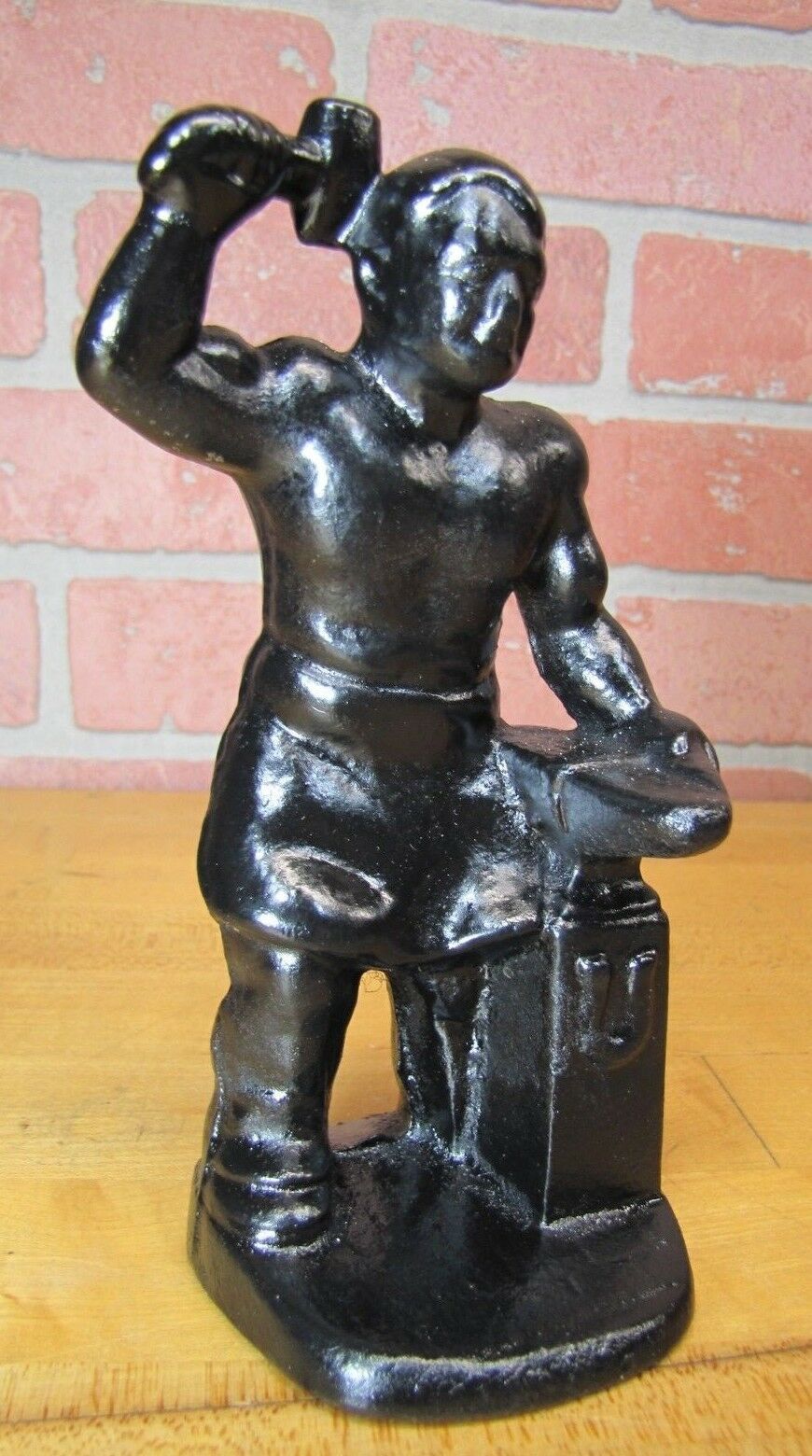 BLACKSMITH FOUNDRY IRON WORKER w ANVIL Antique Cast Iron Doorstop Bookend Statue