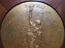 Load image into Gallery viewer, COURAGE PATRIE MORALITE F BARBEDIENNE Antique French Gymnastics Bronze Plaque A PHEE DUBOIS D&#39;ARRES H CHAPU L&#39;UNION DES SOCIETES DE GYMNASTIQUE DE FRANCE a son Membre d&#39;honneur M. LE SENATEUR RENE BESNARD
